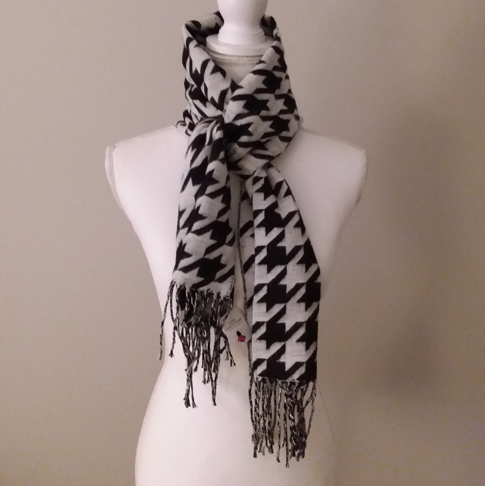 NWT Fashionable Black and White Shape Scarf